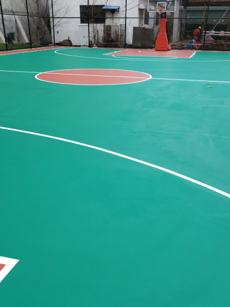 黄流镇 球场长期使用易出现地面开裂